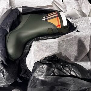 Women Burberry Marsh Stamp Check 65MM Boot size 6